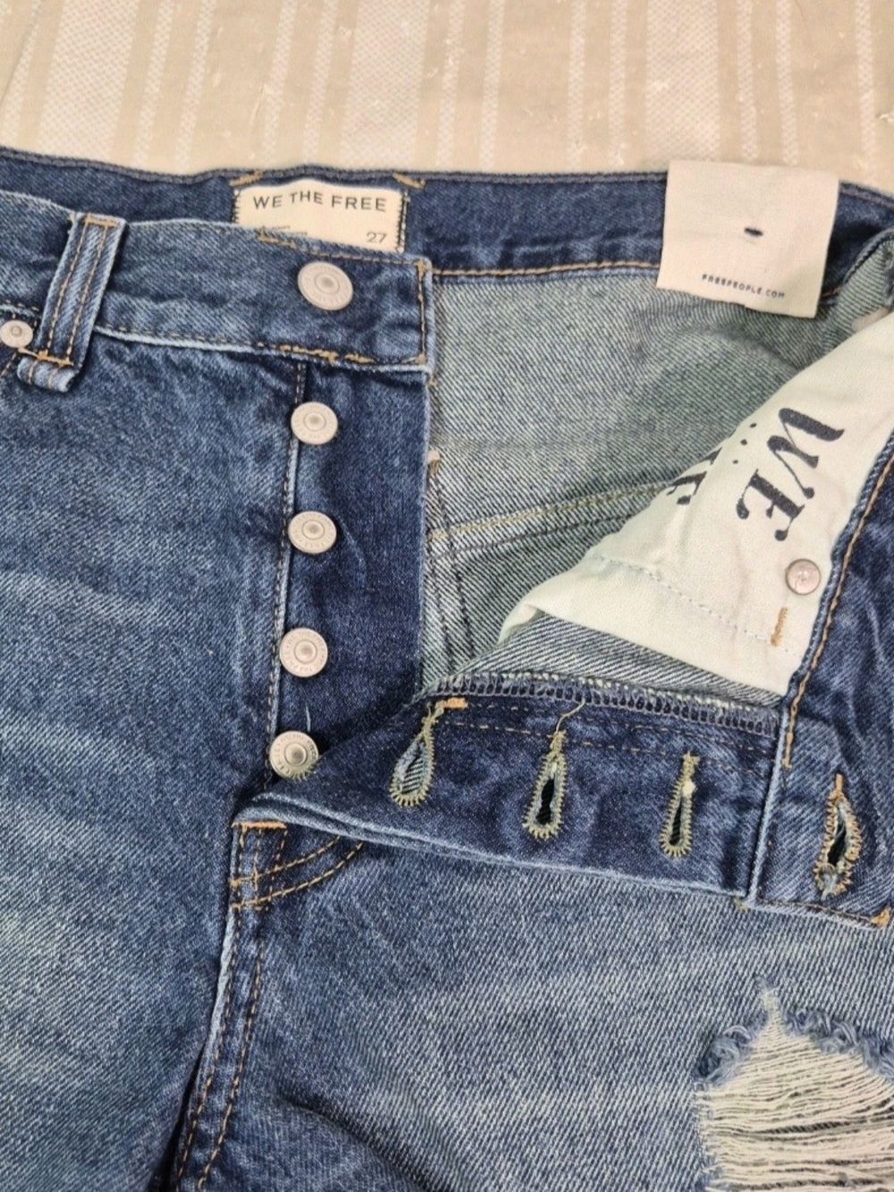 Free People Women's Shorts Size 27 Button Fly Distressed Fringe Raw Hem 68 - Picture 3 of 13